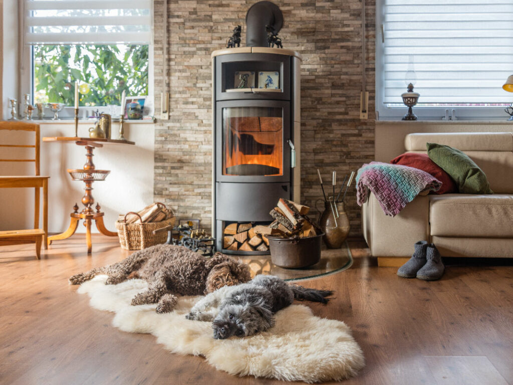 Kaminofen mit Holzkorb im Wohnzimmer