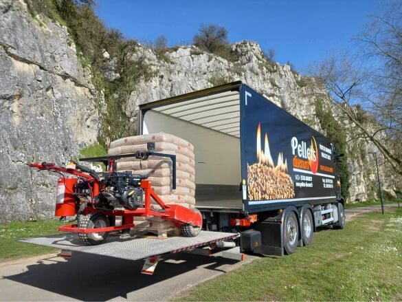 Lieferfahrzeug von Brennholz Muscheid mit Paletten und Hubwagen