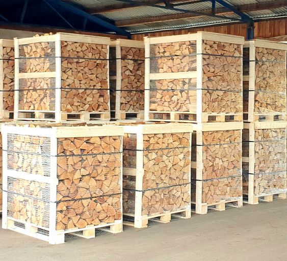 Brennholz-Gitterboxen im Lager von Brennholz Muscheid