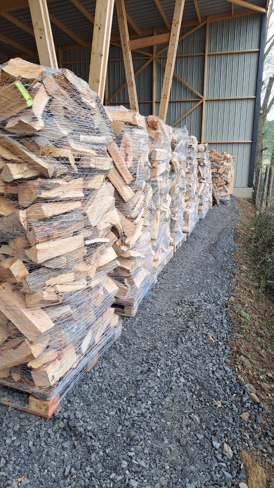 Ofenfertiges Brennholz in der Gitterbox