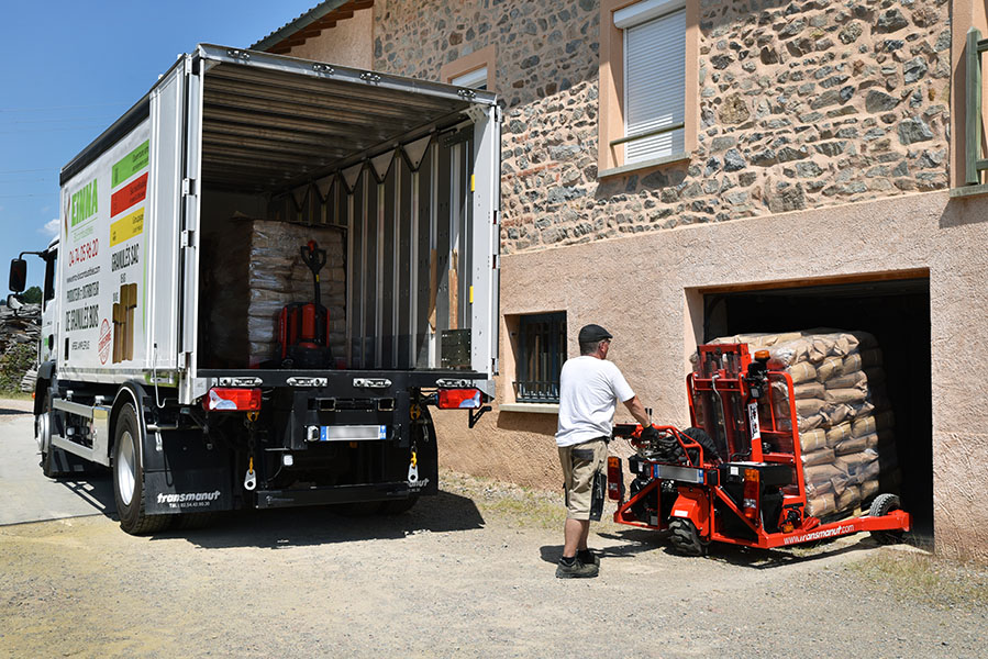 Lieferung einer Palette Holzpellets per LKW mit Hubwagen