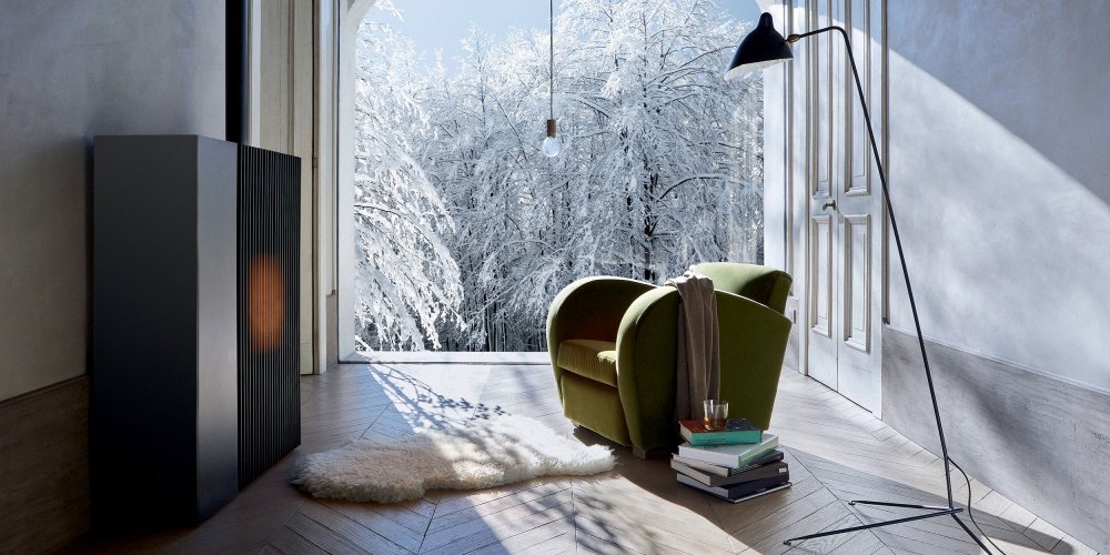 Kaminofen im Winter – Blick auf verschneite Landschaft
